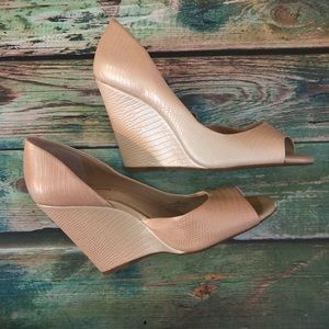 Gianni Bini Pearlized Cream Wedges 8